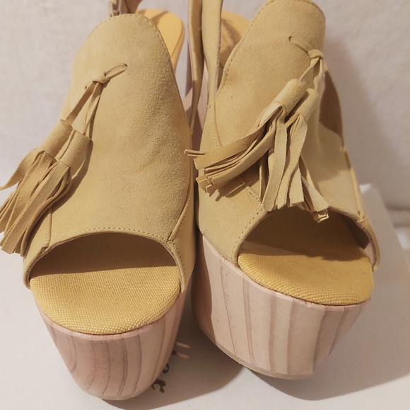 Bettye Muller - Picture 5 of 6